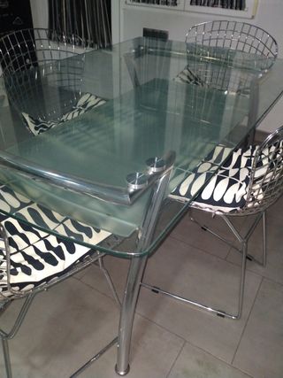 Mesa cristal y acero.