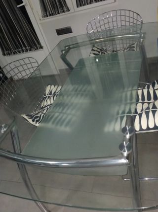 Mesa cristal y acero.