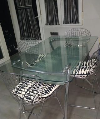 Mesa cristal y acero.