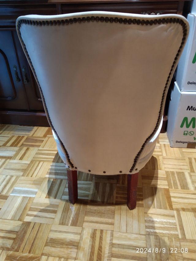 Sillón blanco de cuero vintage