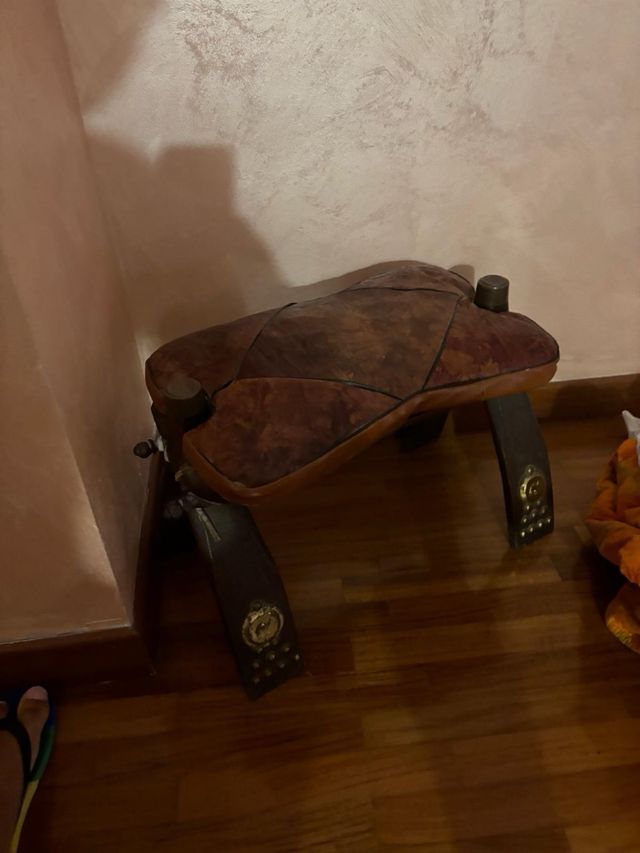 Sgabello poggiapiedi egiziano