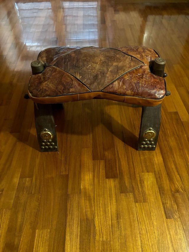 Sgabello poggiapiedi egiziano