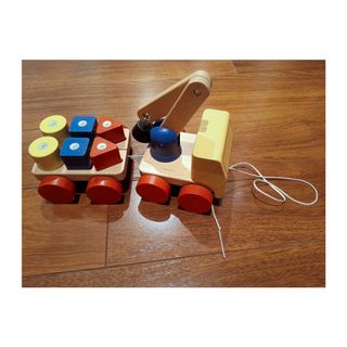 Camión grúa de madera con imán del IKEA.