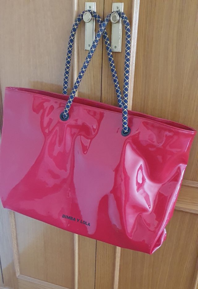 Bolso multiusos Bimba y Lola, rojo con su logo.