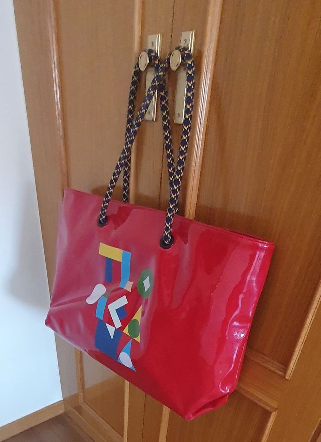 Bolso multiusos Bimba y Lola, rojo con su logo.