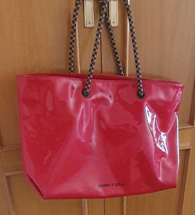 Bolso multiusos Bimba y Lola, rojo con su logo.