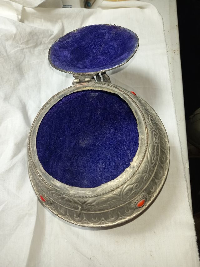 Joyero de alpaca antiguo con cierre