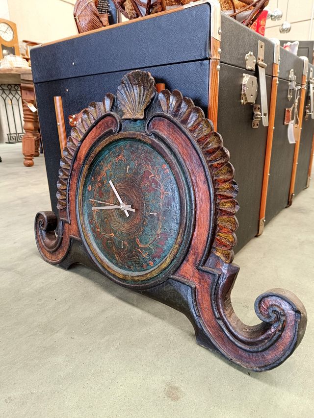 Reloj talla policromada