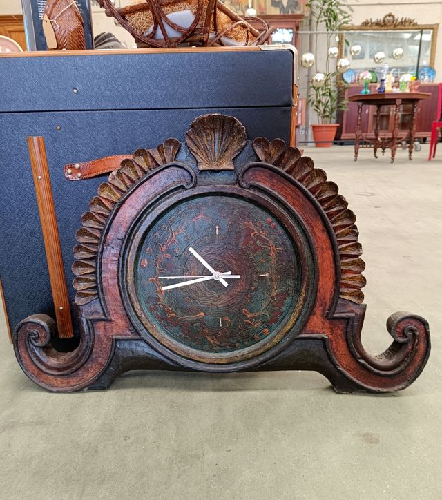 Reloj talla policromada