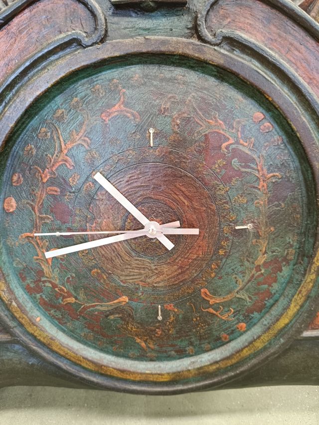 Reloj talla policromada