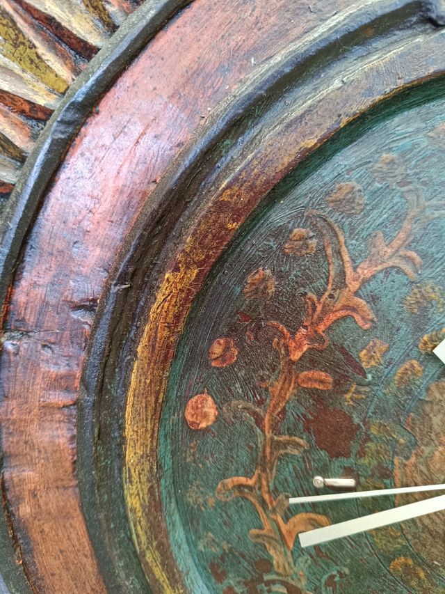 Reloj talla policromada