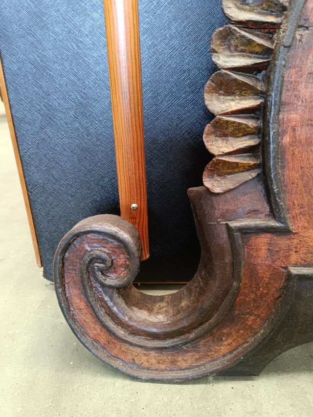 Reloj talla policromada