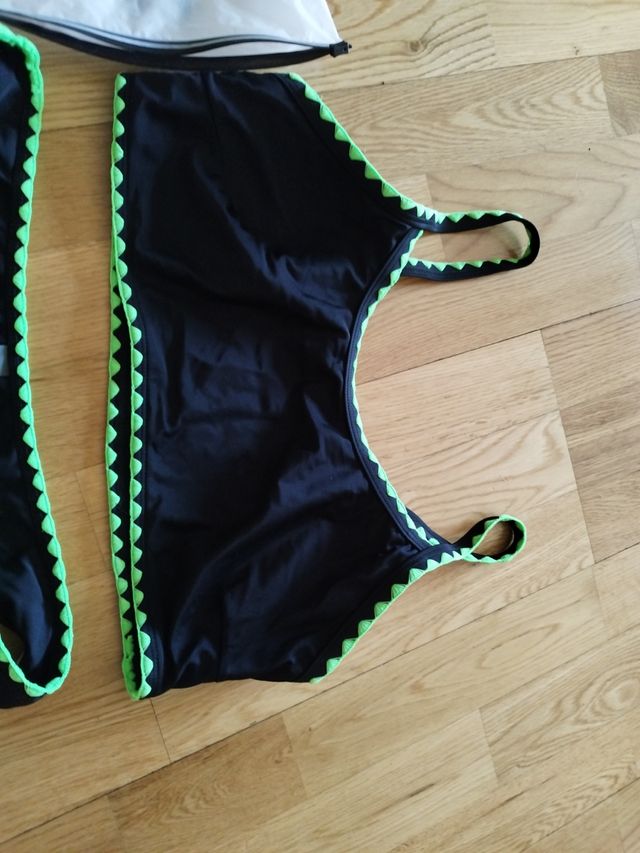 Bikini negro con recortes verdes neon