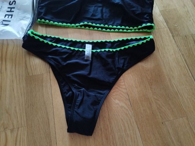 Bikini negro con recortes verdes neon