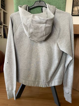 Sudadera NikeTech gris con cremallera y capucha