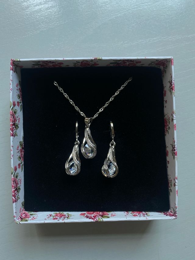 Conjunto de collar y pendientes de mujer