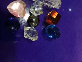 Cenicero y piedras cristal