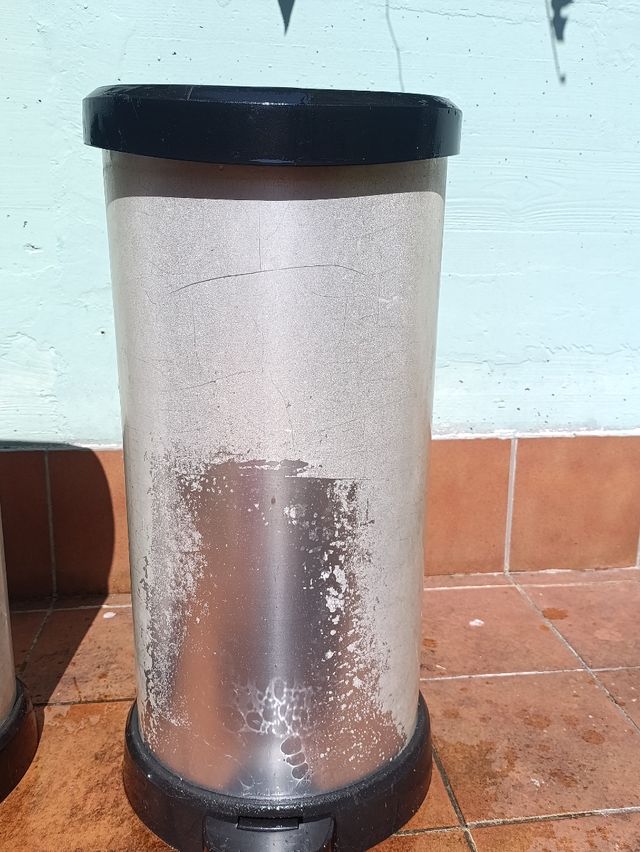 Cubos de basura grandes