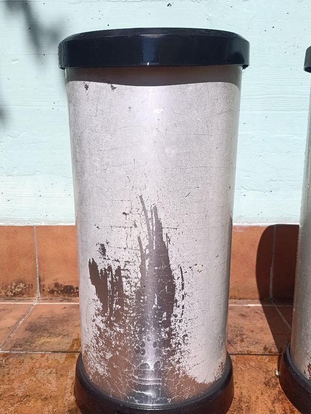 Cubos de basura grandes