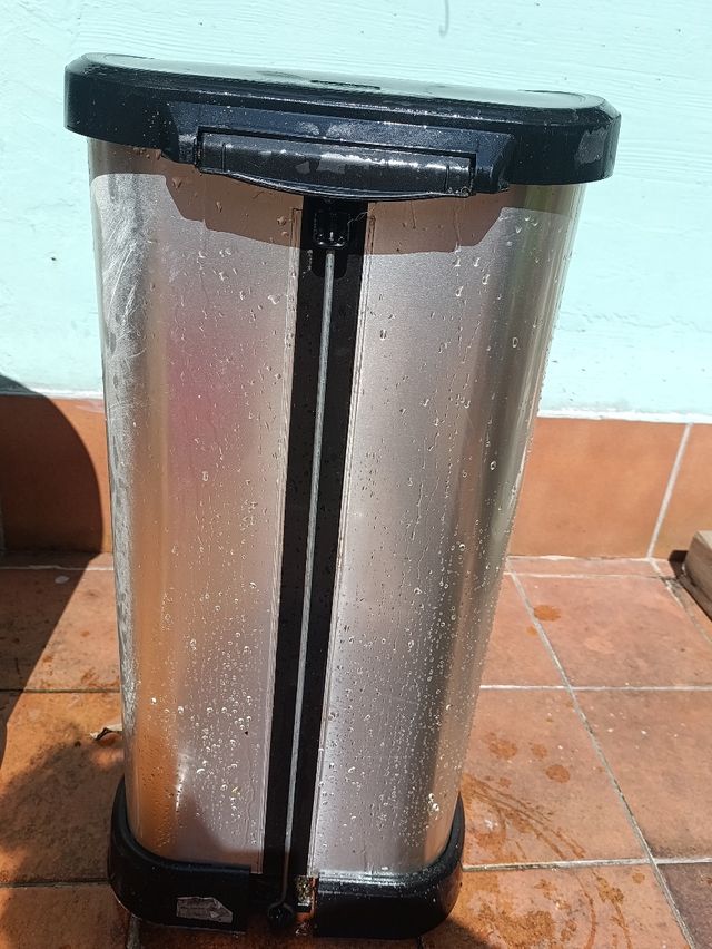 Cubos de basura grandes