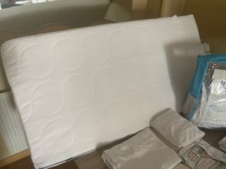 Cuna Ikea con colchon y ropa de cuna