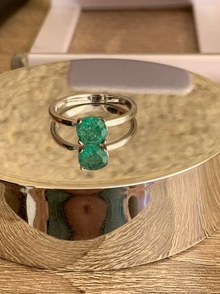 Anillo plata rodiada Con esmeralda Colombiana