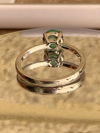 Anillo plata rodiada Con esmeralda Colombiana