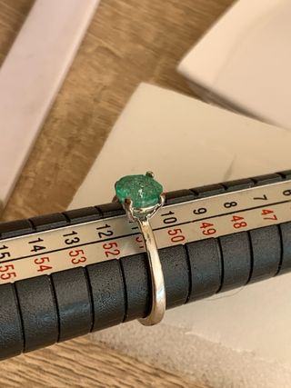 Anillo plata rodiada Con esmeralda Colombiana