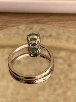 Anillo plata rodiada Con esmeralda Colombiana