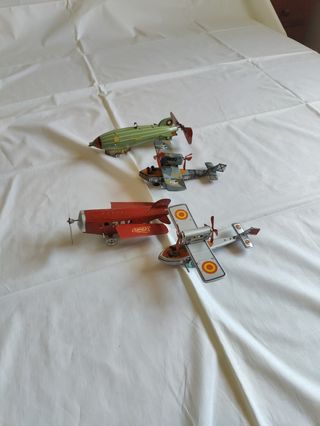 Aviones juguetes hojalata