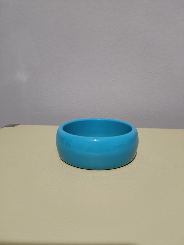 Pulsera de plástico rígida.