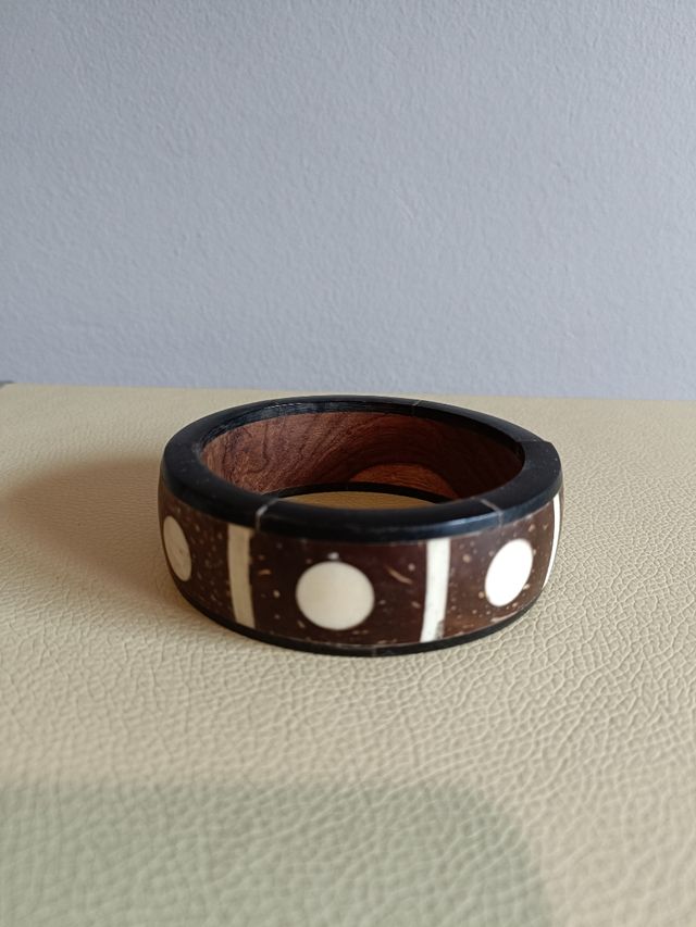 Pulsera rígida de madera.