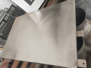 mesa con un solo pie de acero inoxidable