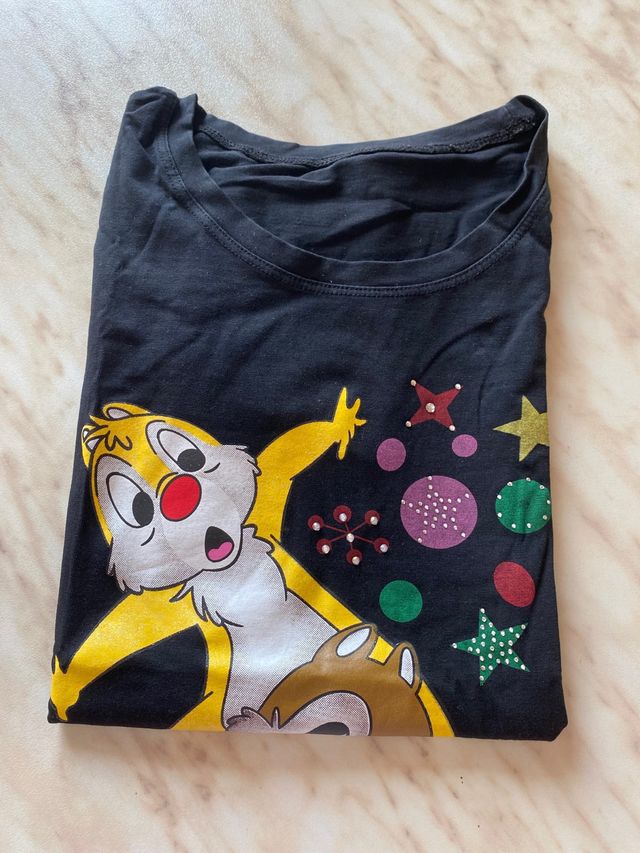 t-shirt nera con stampe 