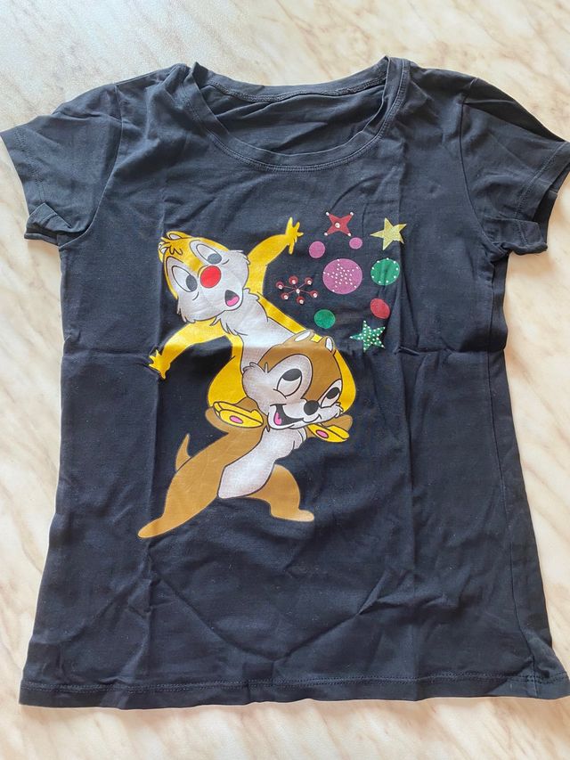 t-shirt nera con stampe 