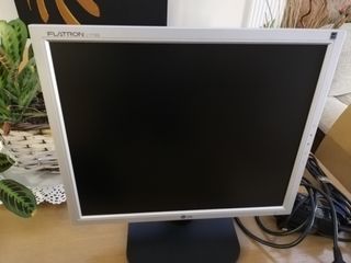 Monitor y teclado para PC