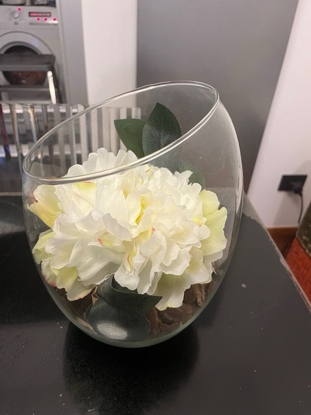 Vaso con fiore articiale