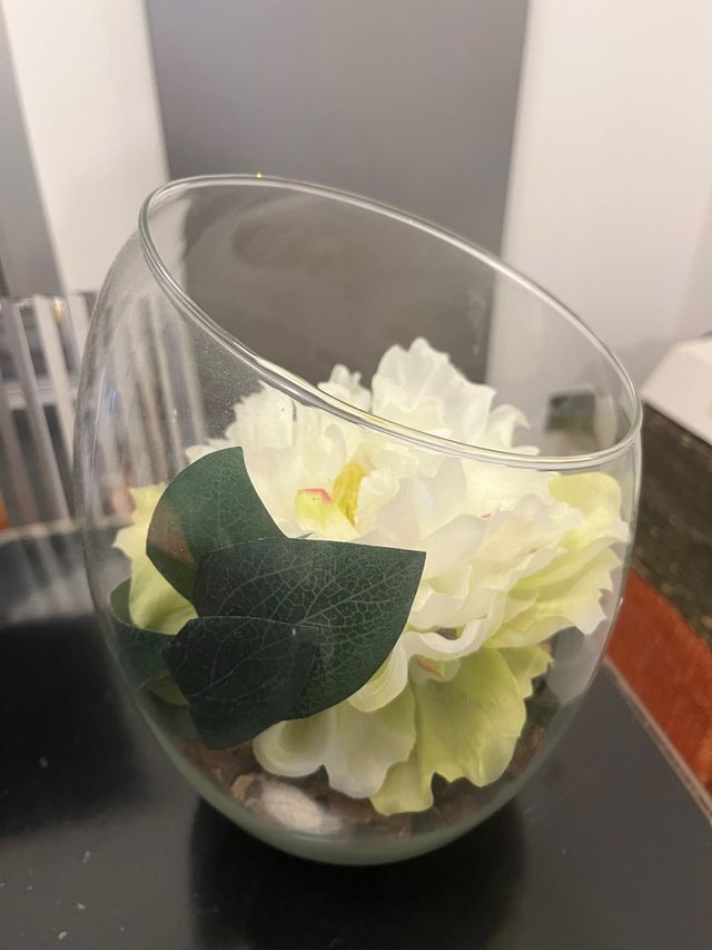 Vaso con fiore articiale