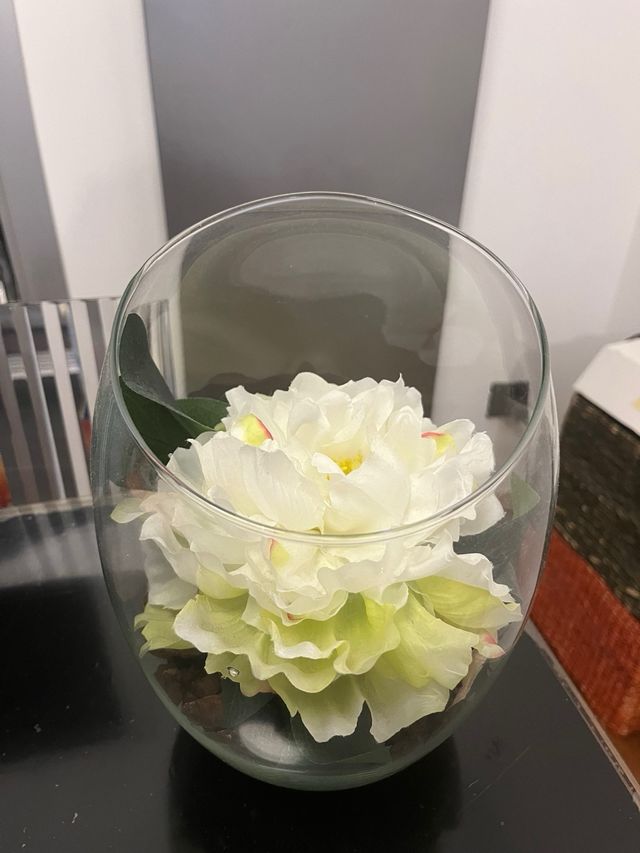 Vaso con fiore articiale