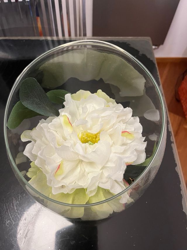 Vaso con fiore articiale