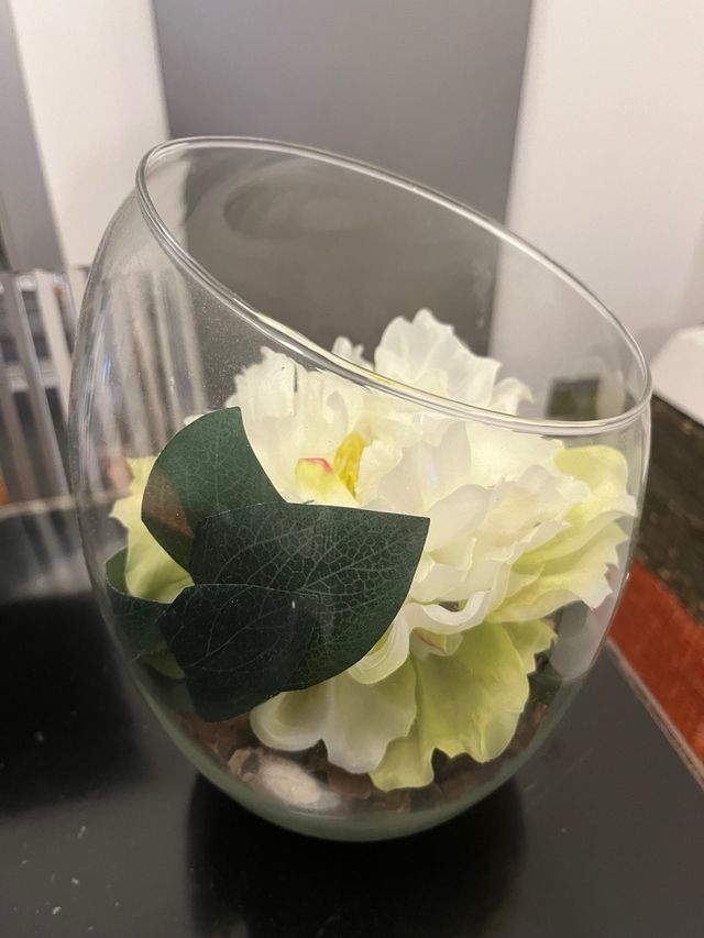 Vaso con fiore articiale