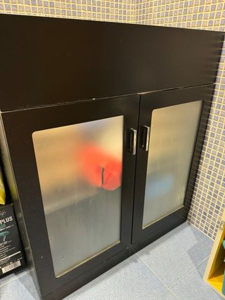 Mueble sin lavabo pero con espejo y luz