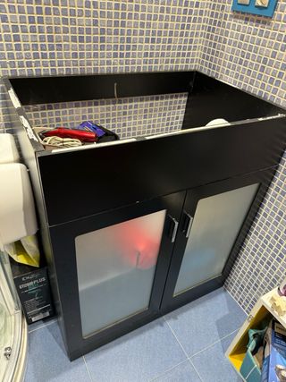 Mueble sin lavabo pero con espejo y luz