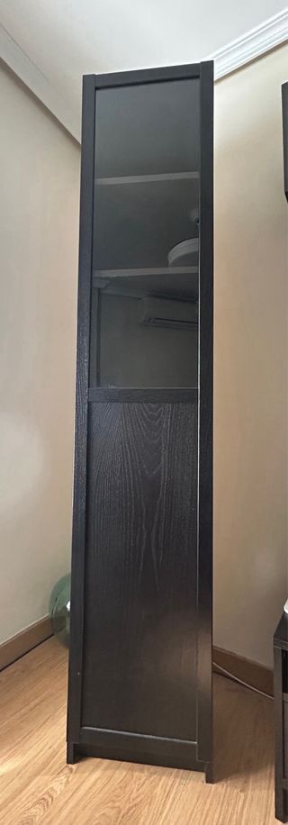 Vitrina con puerta de cristal ikea billy.