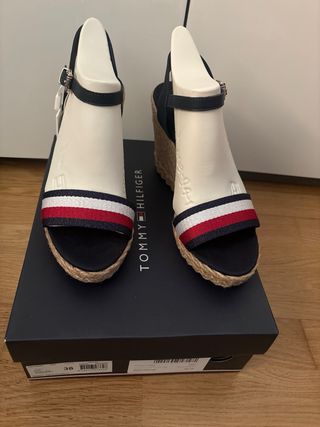 Sandalias Tommy Hilfiger 38, Nuevas con etiquetas.