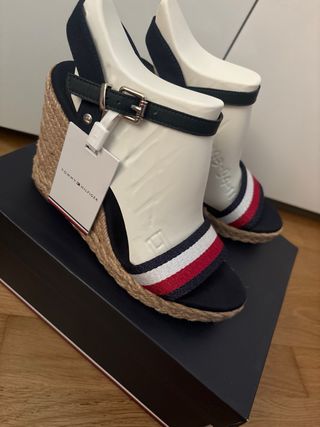 Sandalias Tommy Hilfiger 38, Nuevas con etiquetas.