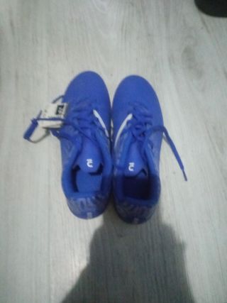 Conjuto de botas de futbol y espinillera