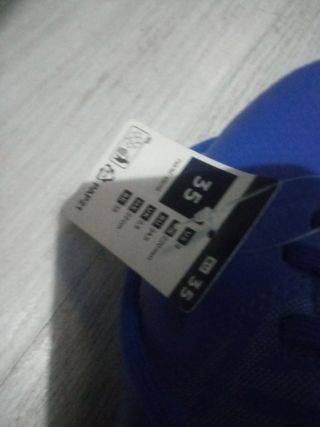 Conjuto de botas de futbol y espinillera