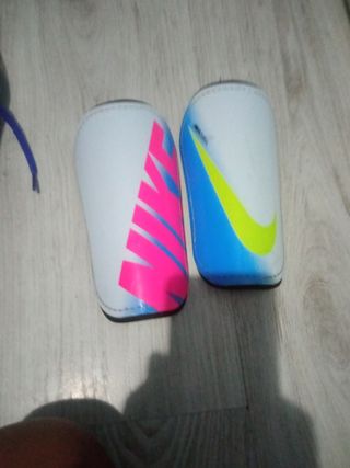 Conjuto de botas de futbol y espinillera