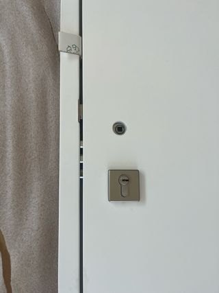 Puerta blindada nueva de iroko exterior